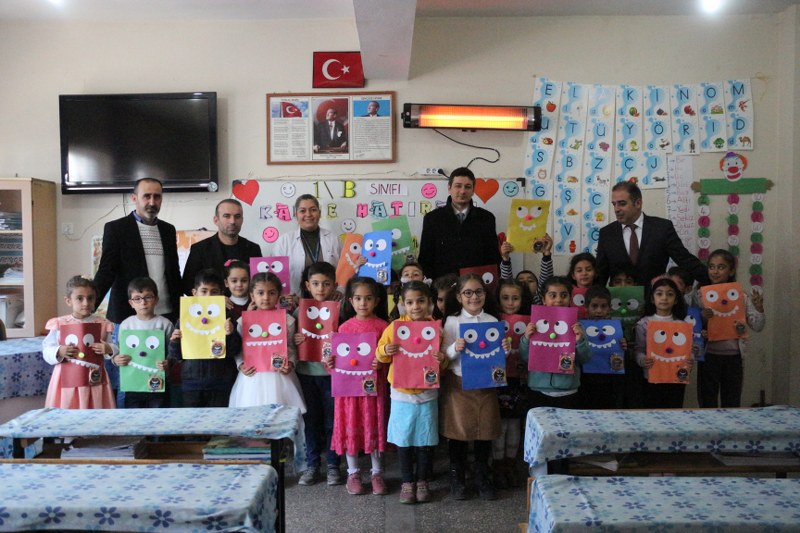 KAYMAKAMIMIZ AKIN ORUÇ ÖĞRENCİLERİN KARNE HEYECANINA ORTAK OLDU
